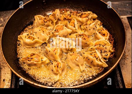 Eine Nahaufnahme frisch gekochter Teigtaschen in einer Pfanne auf einem Herd Stockfoto