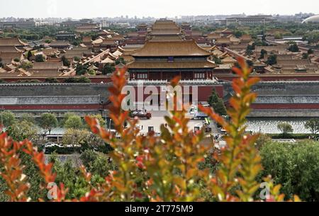 (231114) -- PEKING, 14. November 2023 (Xinhua) -- dieses am 6. November 2023 aufgenommene Foto zeigt die Verbotene Stadt, die erstmals 1406 erbaut wurde und 1987 von der UNESCO zum Weltkulturerbe erklärt wurde. vom Jingshan-Berg auf der Pekinger Zentralachse in Peking, der Hauptstadt Chinas, aus gesehen. Die Pekinger Zentralachse, kurz Zhongzhouxian, wurde in der Yuan-Dynastie (1271–1368) gegründet und erstreckt sich 7,8 km zwischen dem Yongding-Tor im Süden der Stadt und dem Trommelturm und Glockenturm im Norden. Die meisten großen Altstadtgebäude Pekings befinden sich entlang dieser Achse. Die chinesischen Behörden haben die Stockfoto