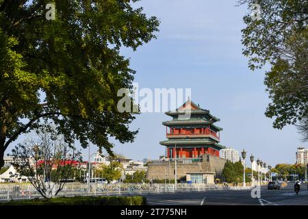 (231114) -- PEKING, 14. November 2023 (Xinhua) -- dieses am 6. November 2023 aufgenommene Foto zeigt das Zhengyang-Tor, oder Qianmen-Tor, das 1988 als eine der Schutzeinheiten wichtiger nationaler kultureller Relikte auf der Pekinger Zentralachse in Peking, der Hauptstadt Chinas, gelistet war. Die Pekinger Zentralachse, kurz Zhongzhouxian, wurde in der Yuan-Dynastie (1271–1368) gegründet und erstreckt sich 7,8 km zwischen dem Yongding-Tor im Süden der Stadt und dem Trommelturm und Glockenturm im Norden. Die meisten großen Altstadtgebäude Pekings befinden sich entlang dieser Achse. Die chinesischen Behörden haben geplant, die BE zu empfehlen Stockfoto