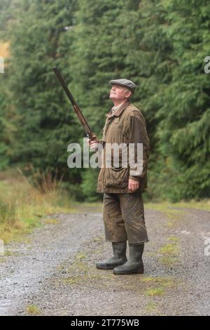 Ein Mann, der im Wald Brandstiege schießt Stockfoto