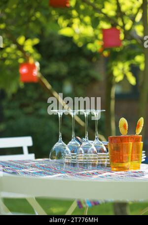 Nahaufnahme von Geschirr auf einem Gartentisch Stockfoto