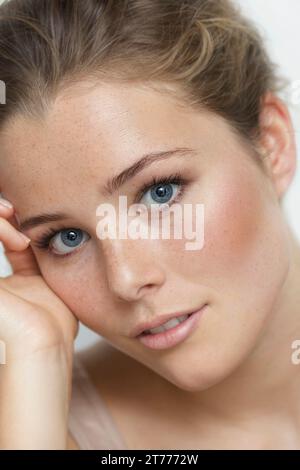 Portrait of Young Woman hautnah Stockfoto