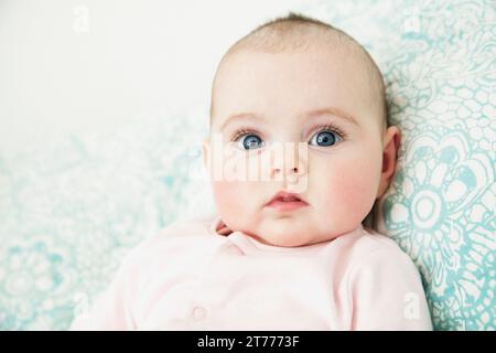 Porträt von Baby Girl Stockfoto