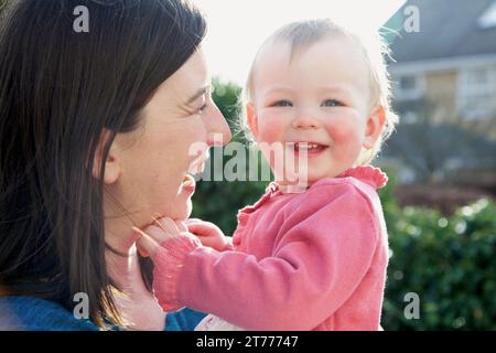 Mutter Holding Baby Mädchen im freien Stockfoto