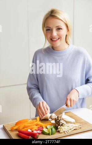Lächelnde Frau Gemüse Hacken Stockfoto