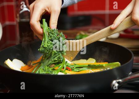 Frau macht Rühren braten Gemüse, Nahaufnahme Stockfoto