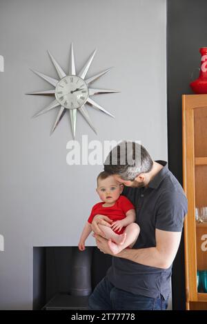 Vater Holding Baby Mädchen Stockfoto