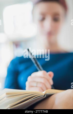 Frau schreiben auf Notebook, Nahaufnahme Stockfoto