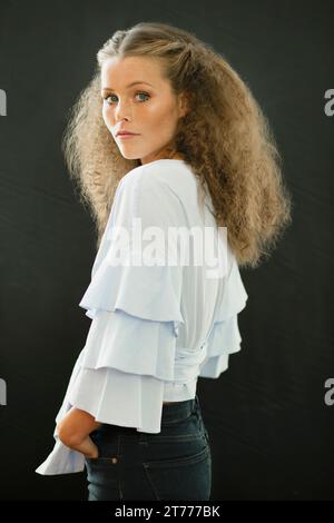 Junge Frau mit gecrimpten Haaren Stockfoto