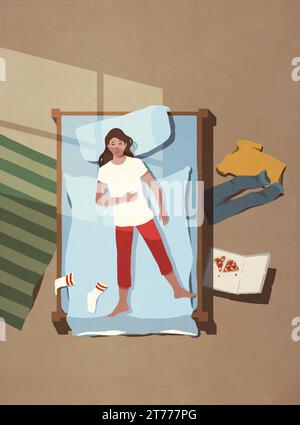 Blick von oben auf die Sonnenstrahlen über die müde junge Frau, die im Bett neben der Pizzabox schläft Stockfoto
