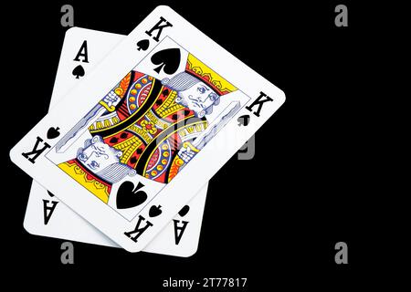 Spielkarten auf schwarzem Hintergrund isoliert Stockfoto