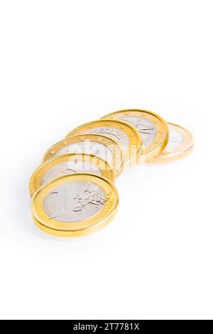 Krise der Eurozone, Details einiger Euro-Münzen auf weißem Hintergrund Stockfoto