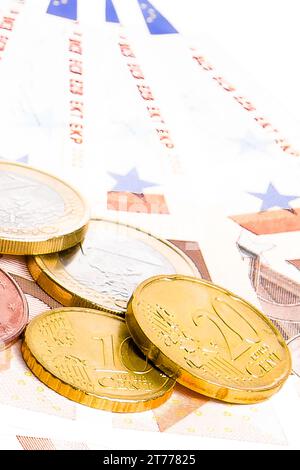 Krise der Eurozone, Einzelheiten zu den Euro-Münzen auf 50-Euro-Banknoten Stockfoto