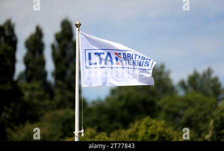 Dateifoto vom 05.07.2019 der britischen Tennisflagge LTA im All England Lawn Tennis and Croquet Club, Wimbledon. Der Lawn Tennis Association hat Wasim Haq, der im März 21 in den LTA Council berufen wurde, um die Vielfalt und Inklusion im Sport zu fördern, von seiner Position entfernt, nachdem er sagte, Adolf Hitler wäre stolz auf den israelischen Premierminister Benjamin Netanjahu gewesen. Ausgabedatum: Dienstag, 14. November 2023. Stockfoto