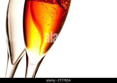 Leere Gläser und eine mit rotem Cocktail gefüllt mit Platz für Text auf weißem Hintergrund Stockfoto