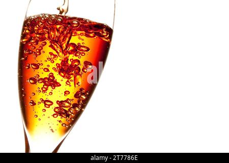 Ein Glas wird mit rotem Cocktail gefüllt, mit Platz für Text auf weißem Hintergrund Stockfoto
