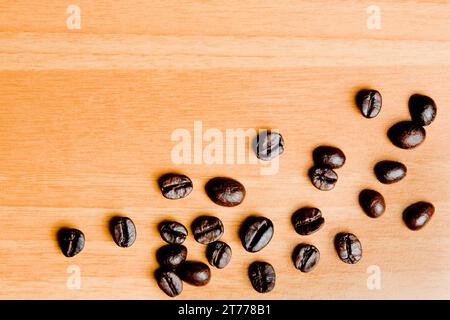 Eine Menge Kaffeebohnen auf Holzhintergrund Stockfoto