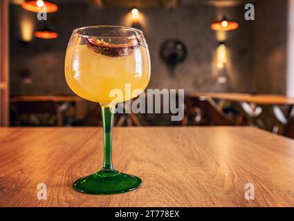 Süßer, farbenfroher tropischer Cocktail mit Passionsfrucht im Becherglas Stockfoto
