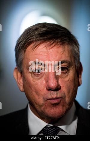 Brüssel, Belgien November 2023. Der flämische Ministerpräsident Jan Jambon wurde während einer Pressekonferenz über die Einigung der flämischen Regierung über das Stickstoffdekret am Dienstag, den 14. November 2023, in Brüssel vorgestellt. BELGA FOTO JASPER JACOBS Credit: Belga News Agency/Alamy Live News Stockfoto