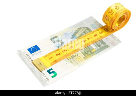Maßband auf neuer 5-Euro-Banknote auf weißem Hintergrund Stockfoto