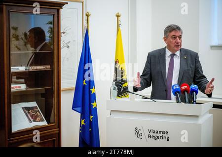 Brüssel, Belgien November 2023. Der flämische Ministerpräsident Jan Jambon wurde während einer Pressekonferenz über die Einigung der flämischen Regierung über das Stickstoffdekret am Dienstag, den 14. November 2023, in Brüssel vorgestellt. BELGA FOTO JASPER JACOBS Credit: Belga News Agency/Alamy Live News Stockfoto