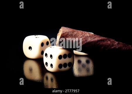 Detail mit weißen Würfeln und Zigarren auf altem Holztisch Stockfoto