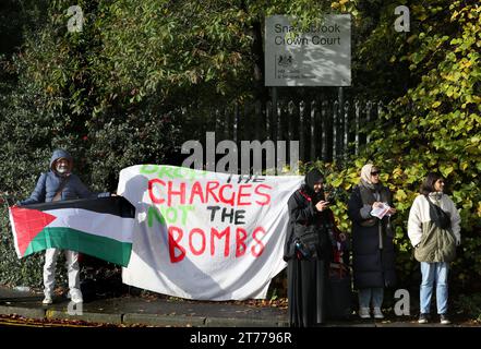 Anhänger versammeln sich vor dem Snaresbrook Crown Court neben einem Schild mit der Aufschrift „fallen die Anklagen, nicht die Bomben“. Palästinensische Aktionisten, die als „die Elbit-acht“ bekannt sind, werden wegen Verschwörung angeklagt, um kriminellen Schaden, Einbruch und einige von ihnen, Erpressung, gegen das israelische Rüstungsunternehmen Elbit Systems zu begehen. Die Anklage geht zurück auf 2020. Sechs Wochen sind vor Gericht beigelegt. Palestine Action glaubt, dass Elbits Unternehmen im Vereinigten Königreich Drohnen herstellen, die in Gaza und anderswo gegen das palästinensische Volk eingesetzt werden. Ihre direkten Maßnahmen gegen Elbit Systems im Vereinigten Königreich haben bereits zwei erlebt Stockfoto