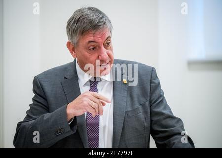 Brüssel, Belgien November 2023. Der flämische Ministerpräsident Jan Jambon wurde während einer Pressekonferenz über die Einigung der flämischen Regierung über das Stickstoffdekret am Dienstag, den 14. November 2023, in Brüssel vorgestellt. BELGA FOTO JASPER JACOBS Credit: Belga News Agency/Alamy Live News Stockfoto