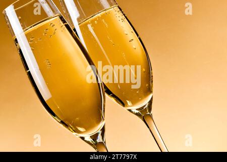 Gefüllte Gläser Champagner auf goldenem Hintergrund Stockfoto