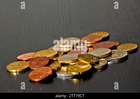 Euro-Münzen auf Holztisch Stockfoto