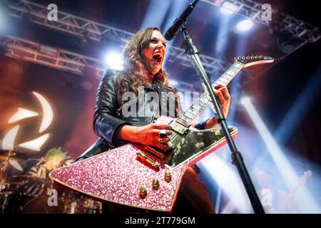 Oslo, Norwegen. November 2023. Die amerikanische Hard-Rock-Band Halestorm spielt ein Live-Konzert in der Sentrum Scene in Oslo. Hier ist Sänger und Gitarrist Lzzy Hale live auf der Bühne zu sehen. (Foto: Gonzales Photo/Alamy Live News Stockfoto