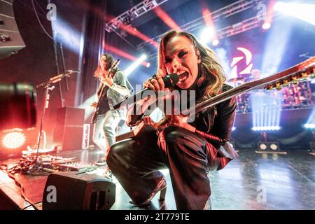 Oslo, Norwegen. November 2023. Die amerikanische Hard-Rock-Band Halestorm spielt ein Live-Konzert in der Sentrum Scene in Oslo. Hier ist Sänger und Gitarrist Lzzy Hale live auf der Bühne zu sehen. (Foto: Gonzales Photo/Alamy Live News Stockfoto