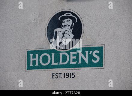 Holden's Brauerei Schild, The Rose and Crown Pub, Brierley Hill, West Midlands, England, Großbritannien Stockfoto