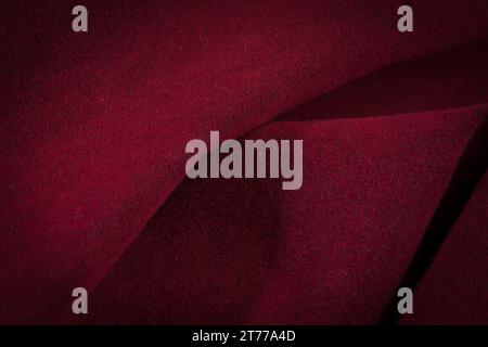 Roter zerknitterter Samt auf dunklem Licht Stockfoto