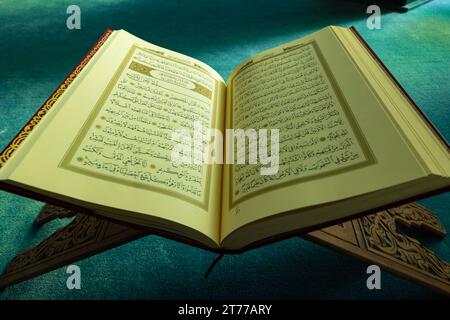 Islamisches Hintergrundfoto. Der heilige Koran auf dem Rednerpult in einer Moschee. Ramadan kareem oder eid mubarak Konzept Hintergrund. Istanbul Turkiye - 10.28.2023 Stockfoto