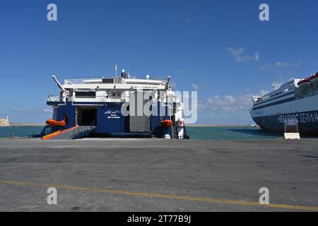 Hochgeschwindigkeits-Passagier- und Autofähre-Katamaran Elite Jet, betrieben von der Firma Seajets in Heraklion. Stockfoto