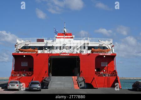 Geöffnete Heckrampe und Türen des Festos Palace, Kreuzfahrtfähre mit rotem und weißem Rumpf. Stockfoto