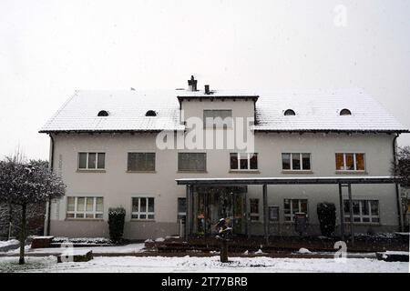 Aufbau der Gemeindeverwaltung mit deutscher Inschrift im Winter. Stockfoto