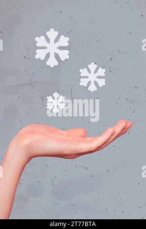 Vertikale Collage Bild der Person Armpalme Fang fallende Schneeflocken isoliert auf kreativ gemalten wintergrauen Hintergrund Stockfoto