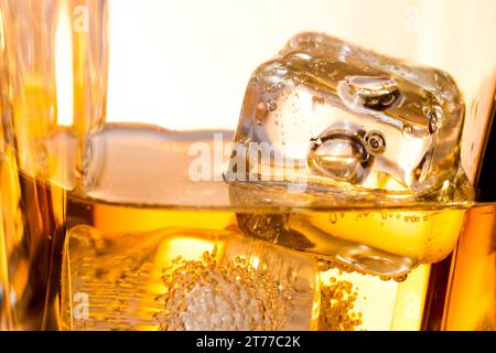 Nahaufnahme von Eiswürfeln im Whiskey auf weißem Hintergrund Stockfoto