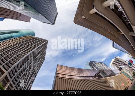 Houston, USA - 21. Oktober 2023: Perspektive des Wolkenkratzers i Houston von der Straßenebene in Houston, Texas, USA. Stockfoto