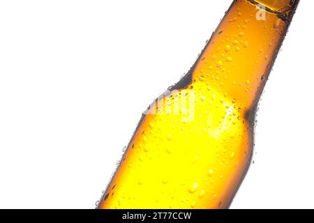 Detail einer geneigten Flasche frisches Bier mit Tropfen, mit Platz für Text auf weißem Hintergrund Stockfoto