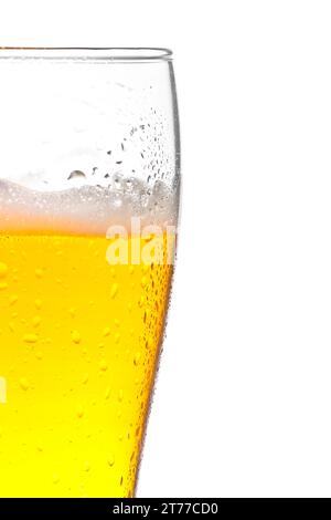 Ein halbes Glas frisches Bier mit Tropfen auf weißem Hintergrund, mit Platz für Text Stockfoto