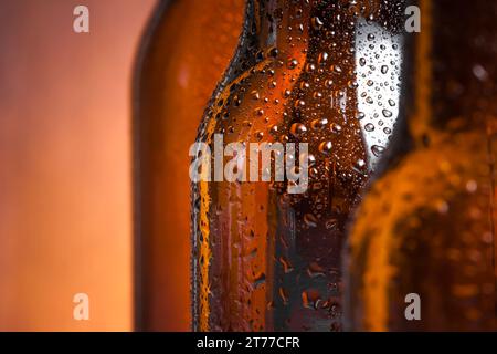 Detail einer Flasche frisches Bier mit Tropfen, mit Platz für Text auf Holzhintergrund Stockfoto