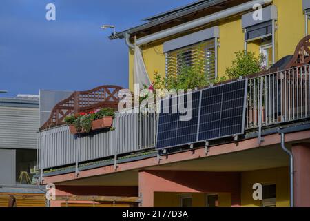 Ein Balkonkraftwerk auf einem Balkongeländer Stockfoto