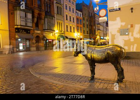 04.07.2022. Alte Bronzeskulptur eines Esels auf der Straße im historischen Viertel Torun. Mittelalterliche europäische Stadt. Torun. Polen Stockfoto