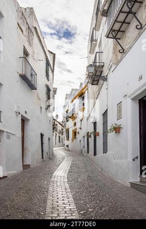 Steile, kurvige Gassen in der kleinen Stadt arcos de la frontera in andalusien spanien Stockfoto