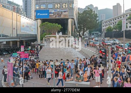 Hongkong, China - 30. April 2017: Lange Warteschlangen von Menschen warten auf Fahrt Touristenattraktion vor der Peak Tram Station auf Island. Stockfoto