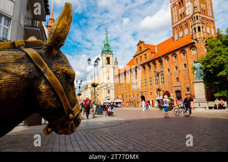 06.07.2022. Alte Bronzeskulptur eines Esels auf der Straße im historischen Viertel Torun. Mittelalterliche europäische Stadt. Torun. Polen Stockfoto