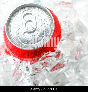 Oben auf der Aluminium-Getränkedose aus Metall mit Wassertropfen in der Menge Eis Stockfoto